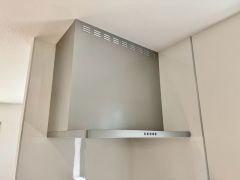 コンロ上には換気扇完備＾＾すぐ横に小窓が設けられているので、換気扇と合わせてWで換気できます＾＾