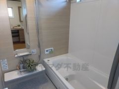 1日の疲れを癒すくつろぎのバスルーム。足を伸ばしてもゆったりと入れるサイズです。