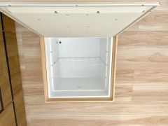 キッチンに床下収納があります。長期保存ができるもの、あまり使わないもの、シーズンものの調理器具、防災グッズを入れておくのもいいですね。