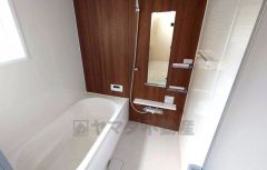 1日の疲れを癒すくつろぎのバスルーム。足を伸ばしてもゆったりと入れるサイズです。お子様と一緒にお風呂に入っても狭くないですね＾＾