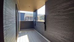 幅広のインナーバルコニーは急な雨から洗濯物を守りやすく、眩しすぎる日差しも和らげます。