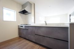 収納も、作業スペースも広々と設けられた使いやすいシステムキッチンです＾＾カウンターキッチンなので、ご家族と会話をしながら楽しくお料理ができます＾＾