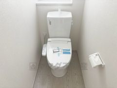 ウォシュレット付きトイレです。1階2階の2ヶ所にトイレがあるので、忙しい朝にもゆとりができますね。