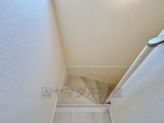 日中でも暗くなりがちな階段には、小窓を配置し採光も考えられたつくり＾＾