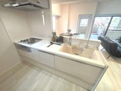 収納も、作業スペースも広々と設けられた使いやすいシステムキッチンです＾＾カウンターキッチンなので、ご家族と会話をしながら楽しくお料理ができます＾＾