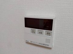 キッチン横からお湯張り、追い炊き、足し湯がボタン一つで楽々操作できる給湯機リモコンです＾＾忙しい夕飯の準備の時間帯に重宝しますね。