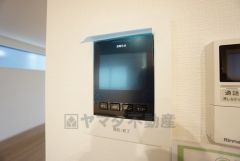 防犯性もばっちり、TVモニター付きインターホン完備。大きなモニターで玄関先を確認できます。録画機能が付いているので不在時の訪問者も確認できて安心です＾＾