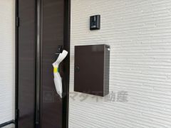 玄関扉から光の差し込む明るい玄関です。