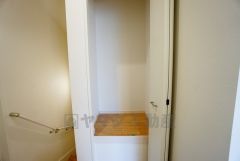 同仕様写真。2階の廊下にも収納を確保。各居室に入りきれなかった荷物や、2階で使用する日用品のストック置き場に便利です。