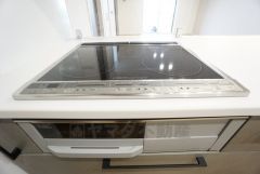 お手入れのしやすいIHクッキングヒーターです。3口コンロなので、効率よくお料理が楽しめます。毎日のお料理も楽しくなりますね＾＾