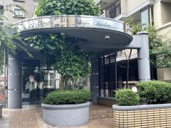 重厚感あふれるエントランスと美しい植栽が印象的。 毎日の暮らしに上質さを感じられるマンションです。