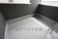 幅広のインナーバルコニーは急な雨から洗濯物を守りやすく、眩しすぎる日差しも和らげます。