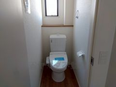 ウォシュレット付きトイレです。1階2階の2ヶ所にトイレがあるので、忙しい朝にもゆとりができますね＾＾
