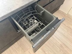 炊事時間を大幅に短縮できる食器洗浄乾燥機付き＾＾食器を洗う手間が減るので家族とのコミュニケーションの時間や自分の時間が増えますね。