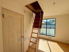 ロフト付きの洋室。バルコニーに面していて採光も良いです。2面採光を確保した爽やかな風を感じて起きる朝は、快適生活の始まりに。