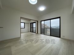 大きな窓のあるリビングは陽光あふれる明るい空間です。居心地良く、ご家族皆がゆったり寛げる憩いの空間となりそうです。