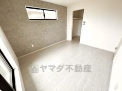 バルコニーに面した陽当たりの良い洋室です＾＾