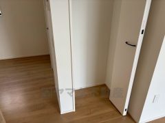 まとめ買いしてもこの収納量なら心配要らずのパントリー。調理家電や食品のストックをすっきりまとめられ、キッチン周りを広々使えます。