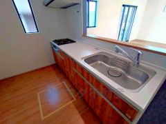 対面式カウンターキッチンでお子様の様子が見守れます。カウンタートップは耐熱性に優れており、日ごろのお掃除もふき取るだけでＯＫ。ステンレスシンクも簡単にお掃除できますよ。