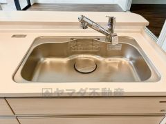 大きなお鍋も楽々洗える幅の広いシンクです＾＾ステンレスシンクなので簡単にお掃除できますよ。洗剤やスポンジもすっきりできる収納付き。