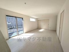 リビングは、大きな窓があり開放的で陽光あふれる明るい空間です。ゆったりと寛げる憩いの場となりそうです。