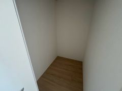 ウォークインクローゼット付き＾＾ハンガーパイプ下にボックスを置いて、枕棚を活用して、たっぷりと収納できそうです＾＾