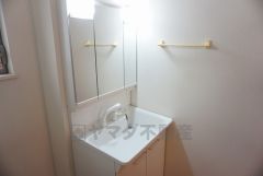 三面鏡つき洗面台。収納も一体型になっているので、化粧品や予備の歯ブラシ等もきれいに整頓できますね＾＾