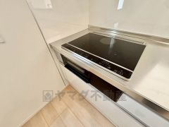 お手入れのしやすいIHクッキングヒーターです。3口コンロなので、効率よくお料理が楽しめます。毎日のお料理も楽しくなりますね＾＾