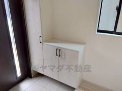 玄関にはシューズボックスとは別に収納スペース付き。ベビーカーやゴルフバッグなどもまとめて収納できそうです＾＾