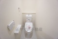 ウォシュレット付きトイレです。1階2階の2ヶ所にトイレがあるので、忙しい朝にもゆとりができますね＾＾