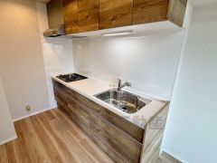 収納も、作業スペースも広々と設けられた使いやすいシステムキッチンです＾＾カウンターキッチンなので、ご家族と会話をしながら楽しくお料理ができます＾＾