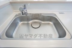キッチンシンクは洗剤やスポンジを収納出来るラック付き。広さも確保しているので、大きなお鍋も洗いやすいですね。