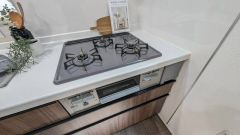 3種類の料理が同時に調理できる、3口ガスコンロ。忙しい夕食の支度時間が短縮できて効率よくお料理が楽しめます。