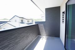 幅広のインナーバルコニーは多少の雨でも洗濯物を守ってくれ、家事を助けてくれること間違いなし。眩しすぎる日差しも和らげます。