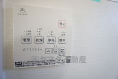 浴室暖房乾燥機付き。天候に左右されず、いつでも好きなときに洗濯物を干せるので、仕事や家事で忙しい方に重宝します。