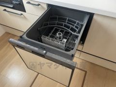食後の時間にゆとりを与えてくれる食器洗い乾燥機。操作ボタンも上面にあるので、腰をかがめずに操作が楽々。