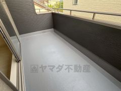 陽当たりの良いバルコニー。十分な広さがあるので一度にたくさんの洗濯物を干すことができます。日光浴をしたり、星を眺めたりも良いですね^^