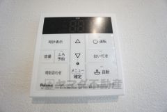 キッチン横からお湯張り、追い炊き、温度調節がボタンで楽々操作できる給湯器リモコンです＾＾忙しい夕飯の準備の時間帯に重宝しますね。