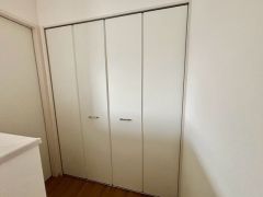 2階廊下には共有の収納スペースが設けられています。高さがあるので、掃除機なども収納できそうです＾＾