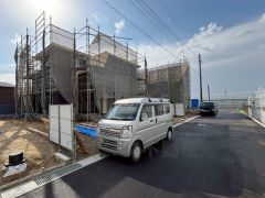 前面道路東側5ｍに面しています。