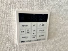 キッチン横からお湯張り、追い炊き、足し湯がボタン一つで楽々操作できる給湯機リモコンです＾＾忙しい夕飯の準備の時間帯に重宝しますね。