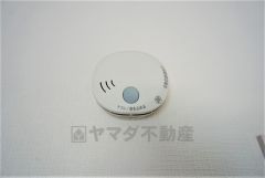 同仕様写真。 火災による煙や熱を感知して、警報音やブザー等で火災の発生を知らせてくれる火災警報器。