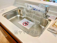 広々とした凸型シンクに洗剤ポケットを標準装備。大きなお鍋など洗いやすいです。洗剤や石鹸、スポンジもすっきりできる収納付き。