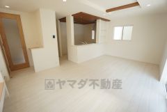 対面式キッチンを中心としたリビングダイニングで家族の会話が弾みそうです。