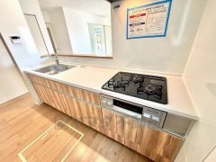 収納も、作業スペースも広々と設けられた使いやすいシステムキッチンです＾＾カウンターキッチンなので、ご家族と会話をしながら楽しくお料理ができます＾＾