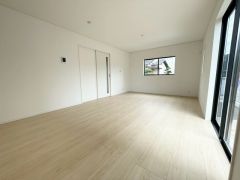 大きな掃き出し窓のあるリビングは、陽光あふれる明るい空間です。ゆったりと寛げる憩いの場となりそうです。