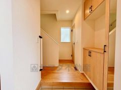 たっぷり収納できるシューズボックスです。家族全員の靴がきれいに整頓できます。棚の上にお花や写真を飾っても良いですね。