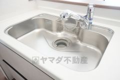 大きなお鍋も楽々洗える幅の広いシンクです＾＾ステンレスシンクなので簡単にお掃除できますよ。洗剤やスポンジもすっきりできる収納付き。