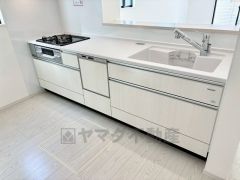 収納も、作業スペースも広々と設けられた使いやすいシステムキッチンです＾＾カウンターキッチンなので、ご家族と会話をしながら楽しくお料理ができます＾＾