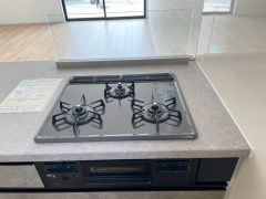 3種類の料理が同時に調理できる、3口ガスコンロ。忙しい夕食の支度時間が短縮できて効率よくお料理が楽しめます。